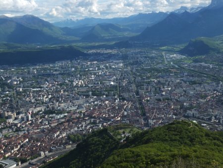 Depuis l’épaule de la crête, vue panoramique sur Grenoble.