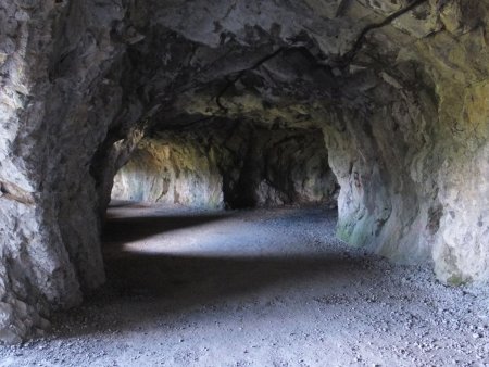 Dans les grottes de Mandrin.