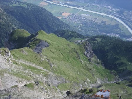 Vue plongeante dans les flancs raides de la montagne.