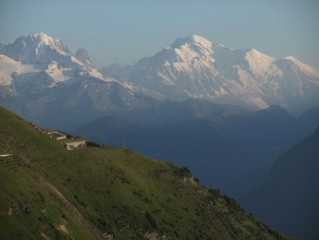 Regard arrière vers la Rionda, devant l’Aiguille Verte et le Mont Blanc.