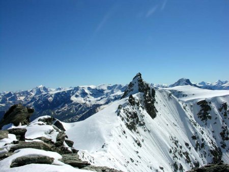 Du sommet, vue sur le point côté 3531 et l’Aiguille de Polset  bien blanche au fond (3501)