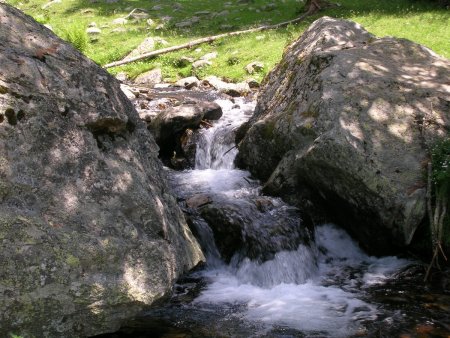 Bien agréable cascade en été