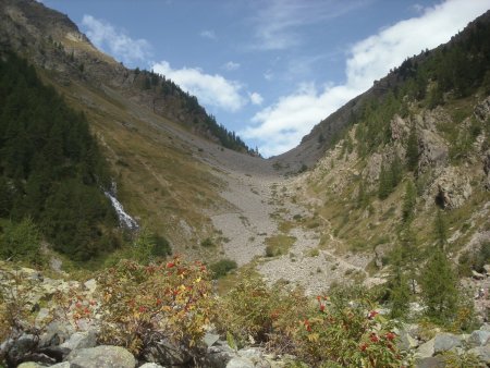 Le sentier de montée en amont du lac