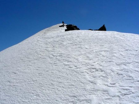 La courte arête finale jusqu’au cairn