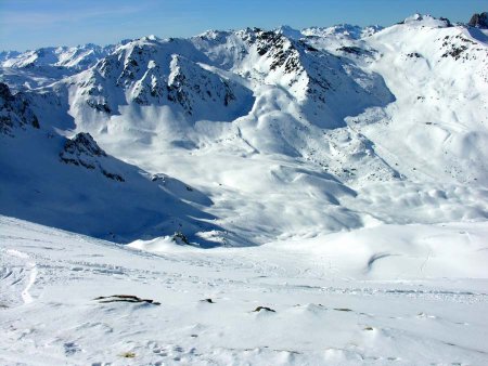 La descente dans le vallon et les pistes de ski sous la Saulire (Courchevel)