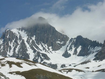 Les impressionnantes parois de la Pointe de la Fournache (à droite la Brèche de la Loza)