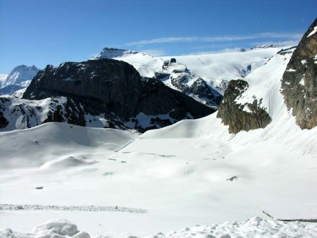 Vue générale du Glacier et du Lac de la Patinoire. Au fond, les Dômes de la Vanoise 