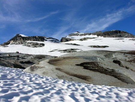 Les belles roches polies par la fluctuation du glacier