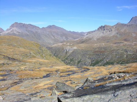 De petits ruisseaux parcourent les alpages