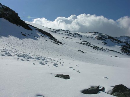 Une petite épaisseur de neige fraîche sur le haut du glacier