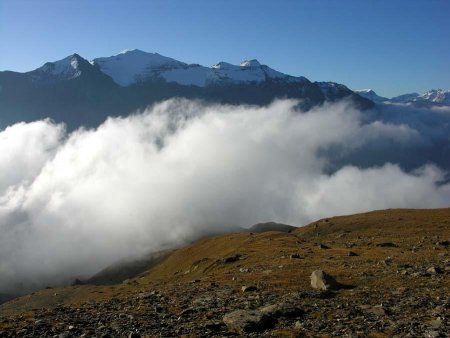 Derrière nous, la Pointe de Ronce joue à cache cache avec les nuages