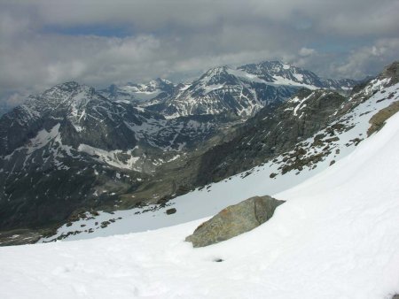 En montant vers le col de Labby, vue arrière sur la Pointe de l’Echelle et le Massif de Péclet-Polset