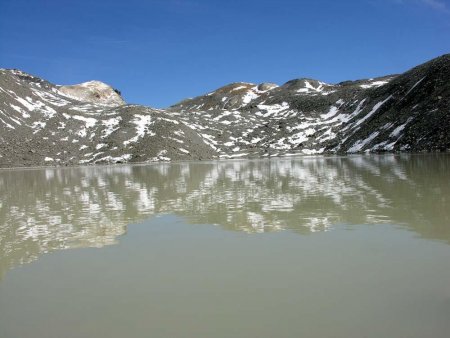 Au bord de l’eau, au fond le sommet à 2992m