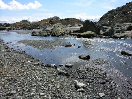 Le petit lac plus asseché