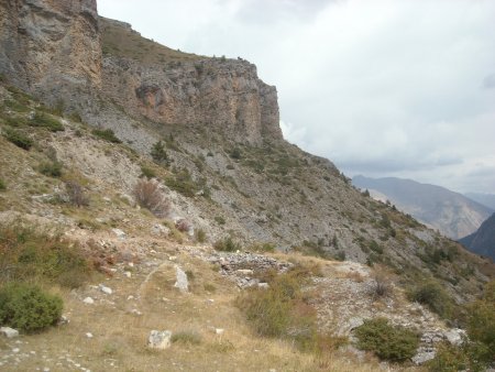 Le sentier presque de niveau emprunté et les quelques passages parmi les cailloux en morceaux