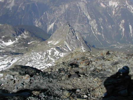 Vue sur le refuge du Grand Bec dans le Creux et la pointe de la Vuzelle