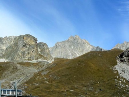 Au-dessus du refuge de la Fournache, l’objectif du jour est en vue 