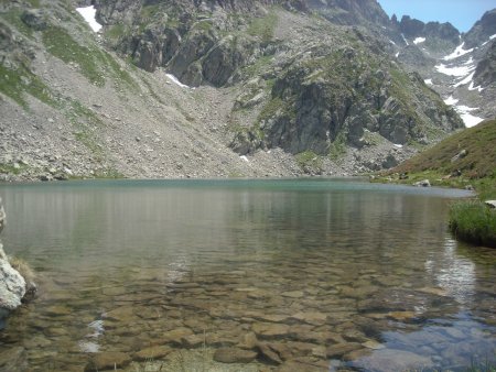 Des eaux limpides pour un lac qui reste de niveau constant