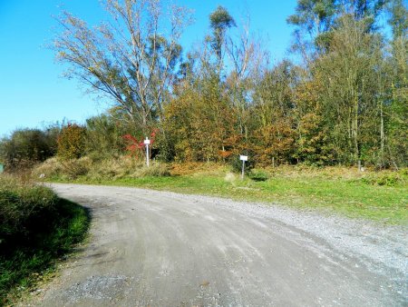 Sentier à droite.