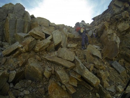 Le petit "col" qui nous amène sur l’arête en direction du sommet