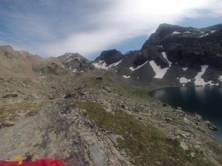 Depuis le Grand Domènon, vue sur le col de Freydane et le groupement de sommets du Grand Pic et de la Croix de Belledonne cachés derrière la ligne de crête