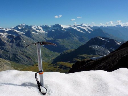 Le piolet devant les sommets de la Haute Maurienne, heureux d’avoir pris l’air et vu de la neige...