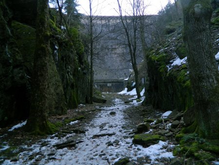 Le mur du barrage du Gouffre d’Enfer.