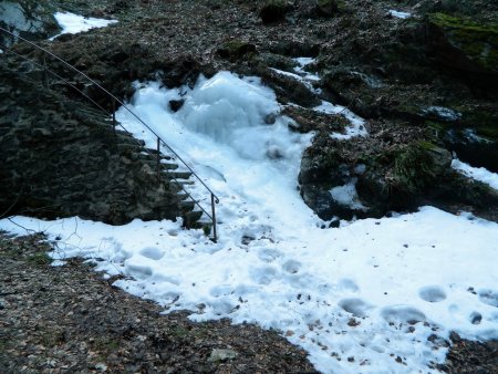 Le moindre ruissellement s’est transformé en amas de glace.