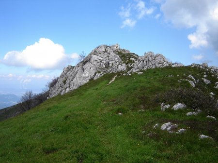 Sur la crête qui va devenir rocheuse, tout en restant facile.