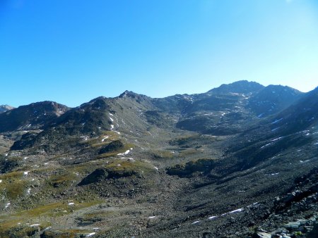 Le Rocher de la Grande Tempête domine un cirque d’éboulis.