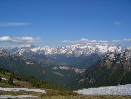 Aravis et Mont Blanc vus de la montagne des Auges.