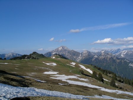 La montagne des Auges. Au fond, le Jallouvre.