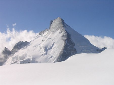 La Dent d’Hérens (alt. 4171 m) vue depuis  Tête Blanche