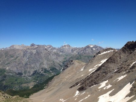 Vue vers le nord à la Baisse de Charbonnière (Aiguille de Chambeyron 3412m, Brec de Chambeyron 3389m, Rocca Bianca 3193m et Tête de Sautron 3167m