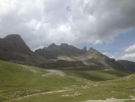 L’architecture unique de Fort Carra (au centre, 2880m)