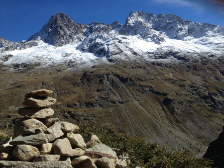 Le sentier qui monte pour le Lac des Bèches