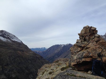 Immense cairn à mi-chemin pour le lac des Fétoules