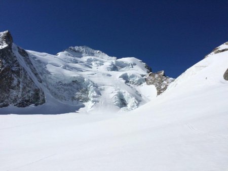 vue d’en bas. 2 skieurs sur les pentes de Roche Faurio