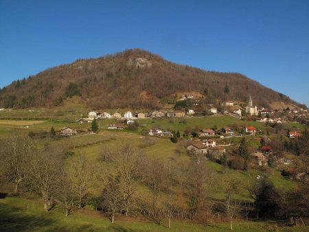 La colline Saint-Denis dominant Tolvon.