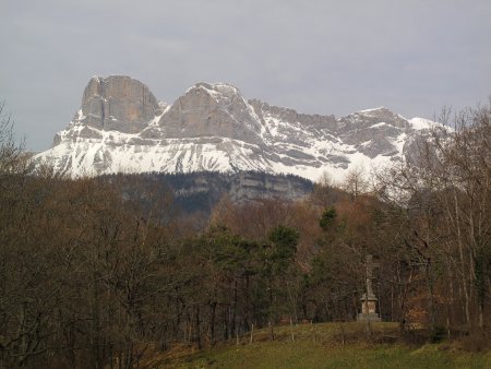 La Croix de Mission et les Deux Sœurs.