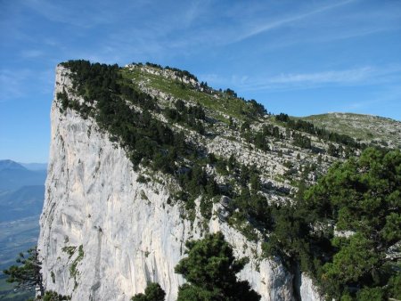 Falaise des Rochers du Midi  et  Dent de Crolles (au fond)