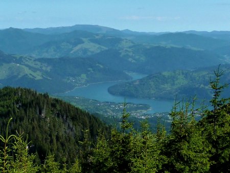 Vue sur le lac Izvorul Muntelui.