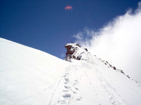 Une vue prise au printemps de l’arête finale enneigée