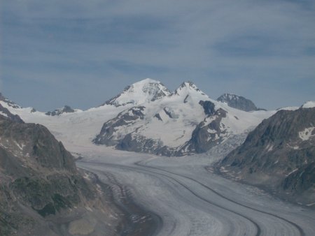 Le Monch, au centre la masse rocheuse ,à droite est la face sud de l’Eiger