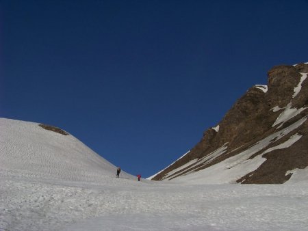 Dans le vallon suspendu sous la pointe N de Bézin.