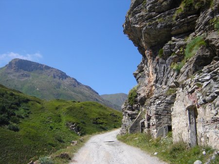 En contournant le fort de Variselle.