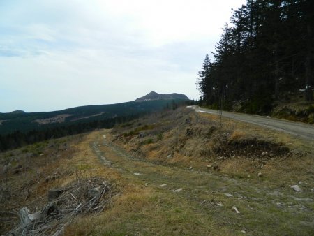 En contrebas du «Chemin de Ronde», vue sur le Mont Mézenc.