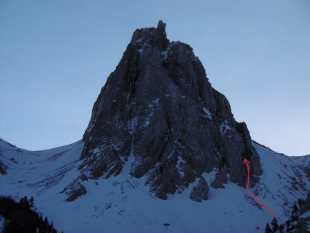 Le couloir ouest indiqué par la flèche.