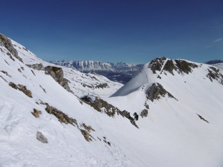 En direction du petit col avec la crête du Vallon.