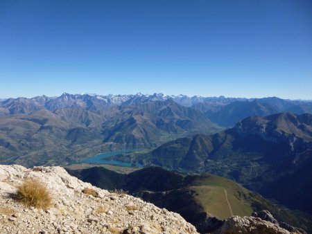 Les Ecrins avec le lac du Sautet et l’alpage de départ.